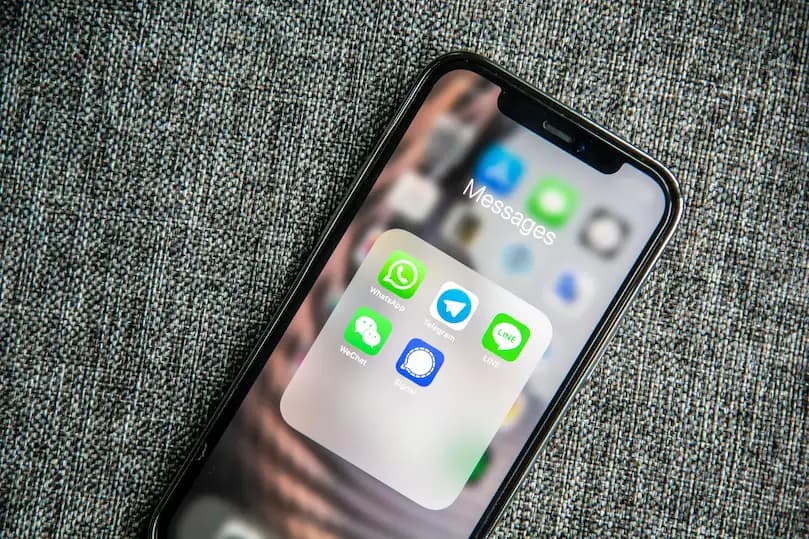 Smartphone avec applications de messagerie pour service Push SMS