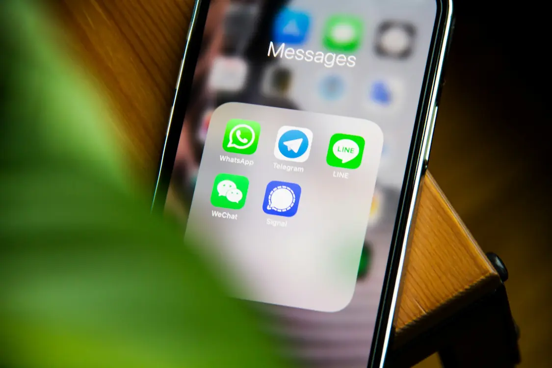 Smartphone affichant l'activation d'un plan eSIM avec le message 'Your plan is now active'
