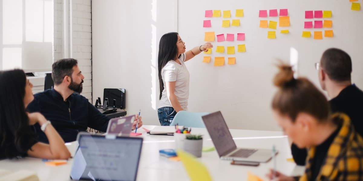 Réunion professionnelle pour répondre aux questions sur le freelance