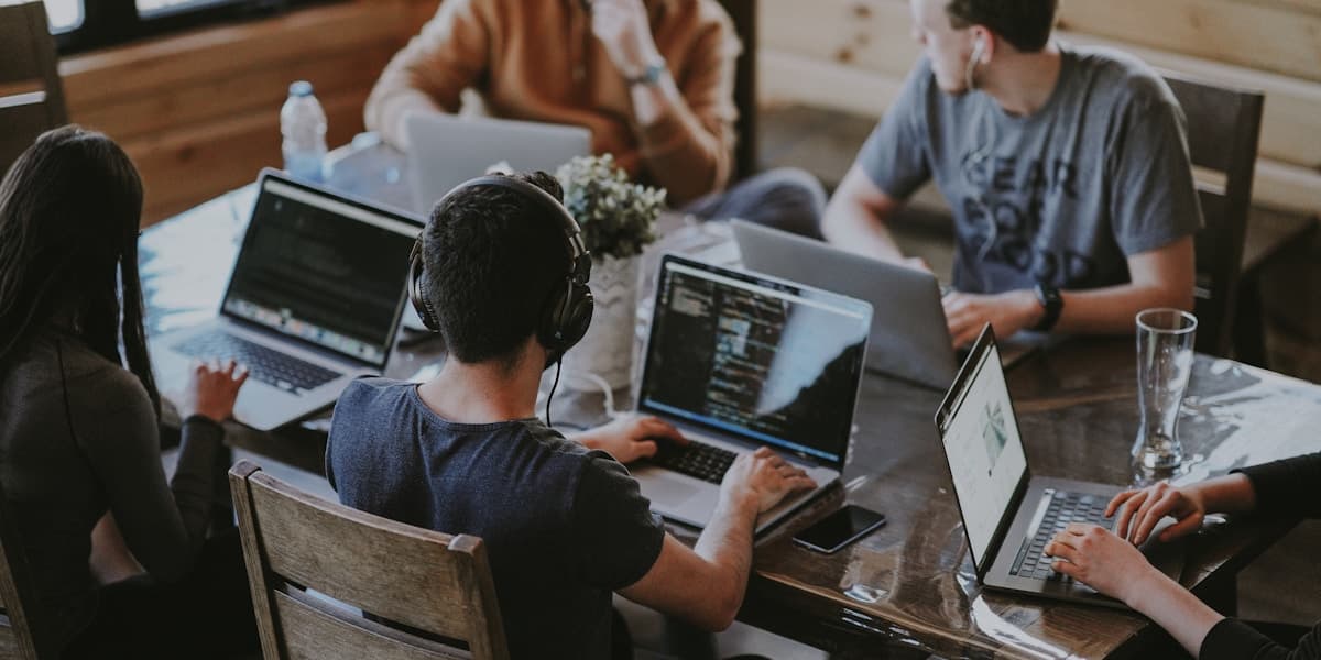Équipe professionnelle discutant des étapes de création d'entreprise