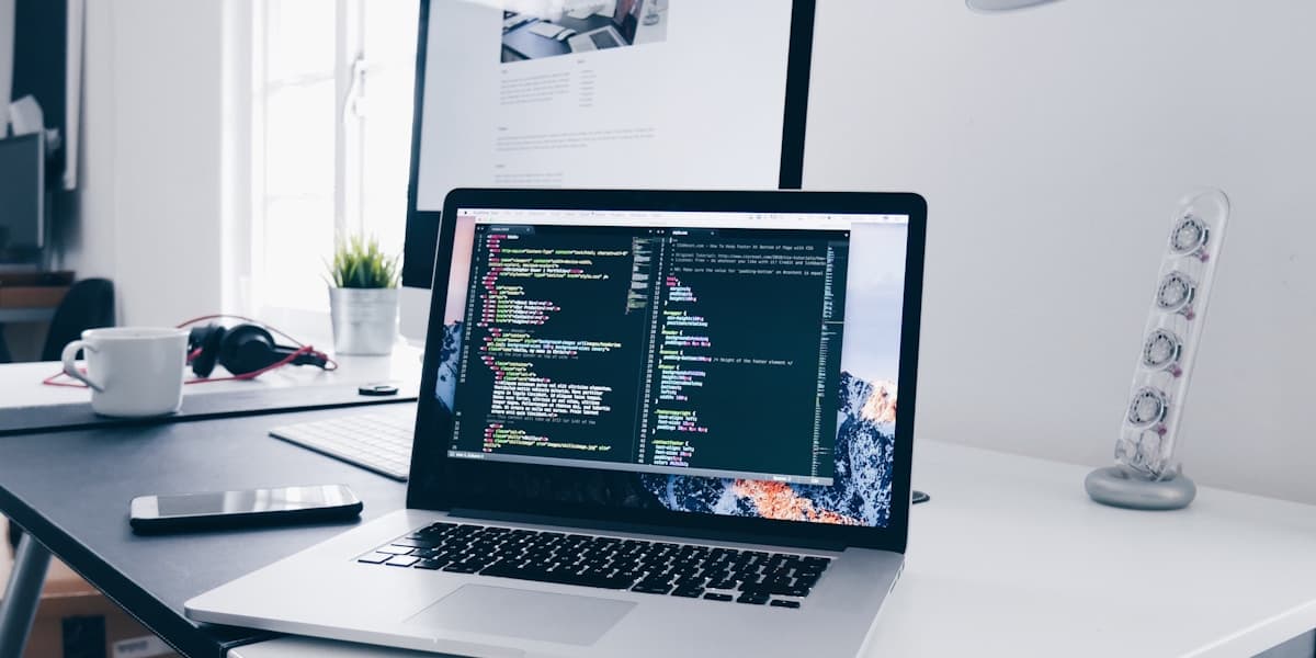 Espace de travail moderne avec ordinateur et outils de productivité