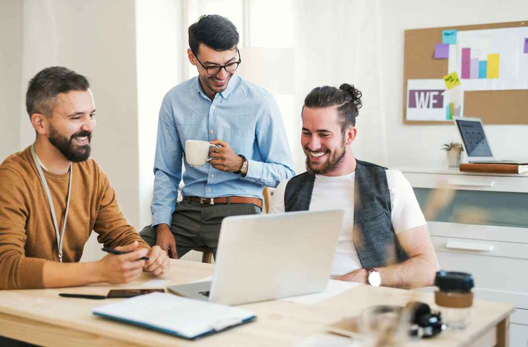 Équipe professionnelle collaborant dans un bureau moderne avec connexion fibre sécurisée