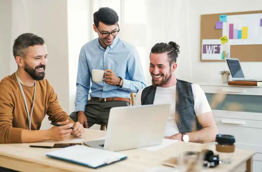 Équipe d'entreprise collaborant avec le Pack Starter Netcom