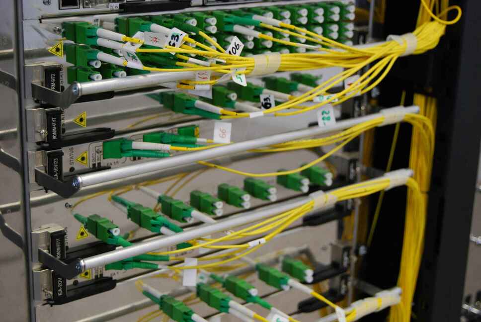 Panneau de brassage fibre optique avec câbles connectés