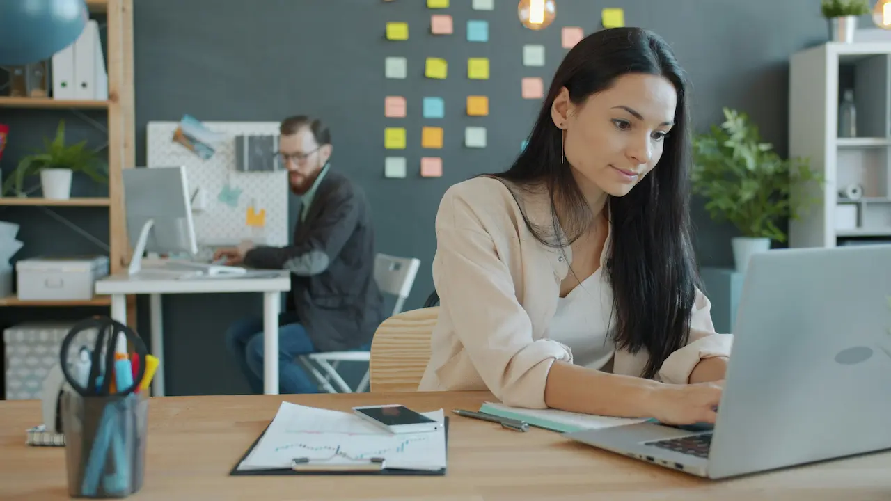 Professionnelle travaillant sur ordinateur - Solutions Internet Pro