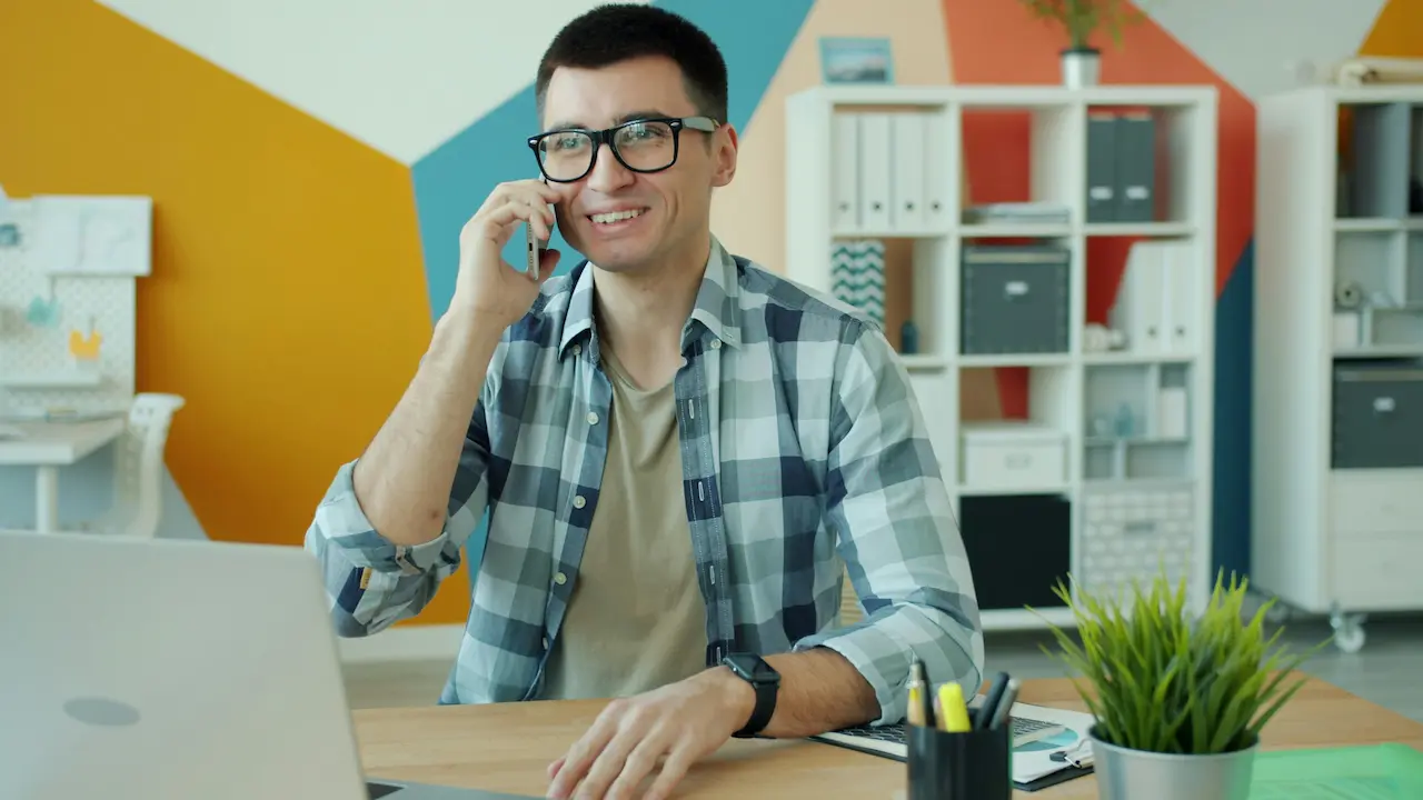 Homme d'affaires utilisant son téléphone mobile