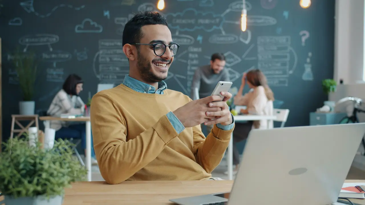Professionnel utilisant le Full MVNO pour une flexibilité réseau