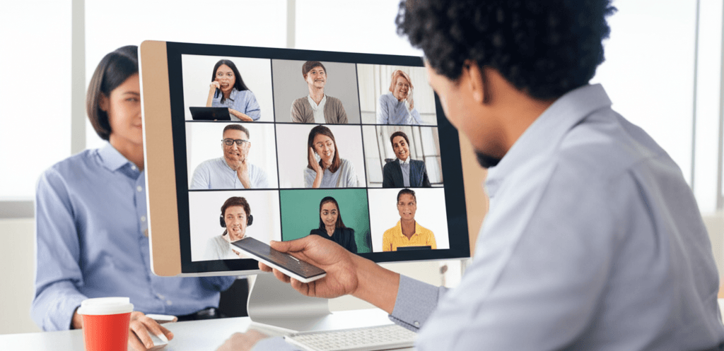 Expert technique Netcom accompagnant un client pour résoudre ses problèmes télécoms