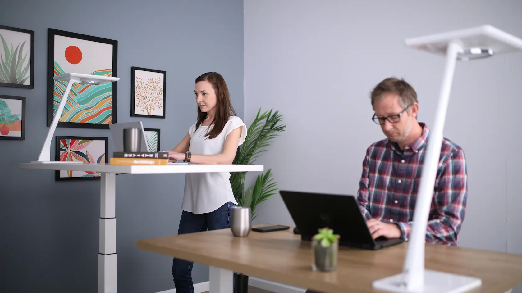 Espace de travail moderne avec bureau réglable et collaboration d'équipe