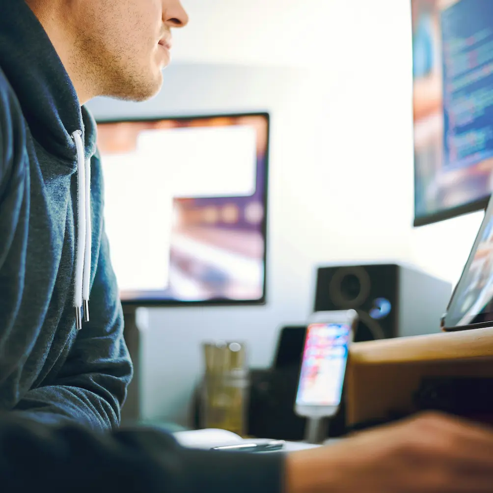 Professionnel travaillant sur plateforme Push SMS avec écrans multiples