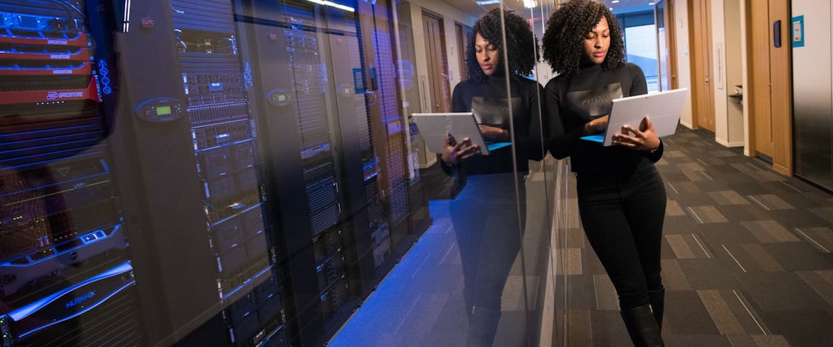 Équipe de professionnels travaillant dans un bureau moderne connecté