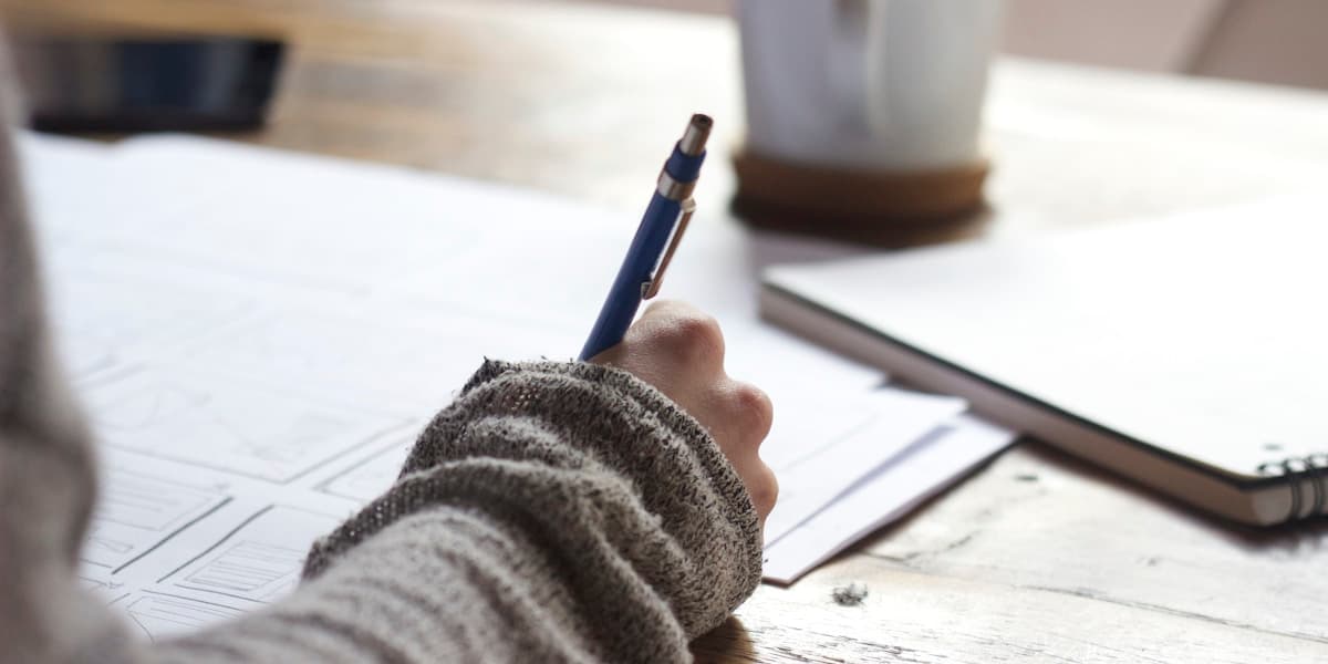 Personne analysant des documents avec attention