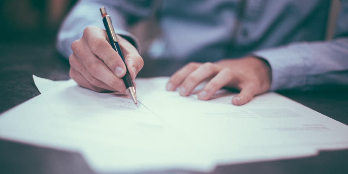 Entrepreneur signant des documents fiscaux