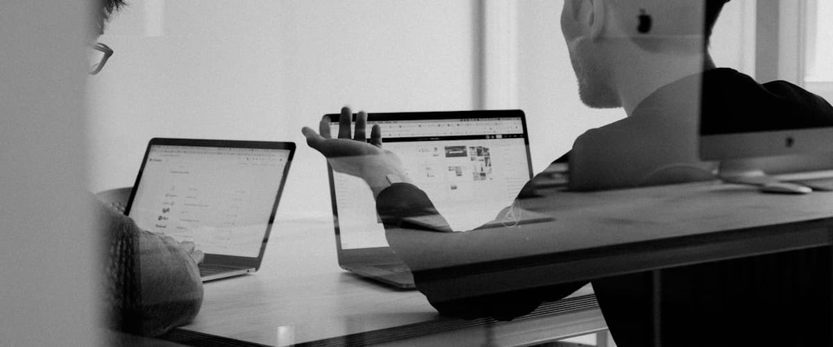 Équipe professionnelle utilisant des services de communication unifiée