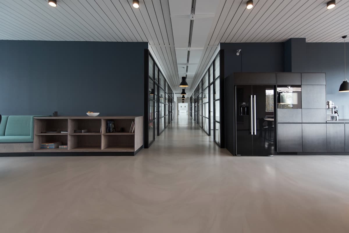 Bureau moderne équipé pour entrepreneurs