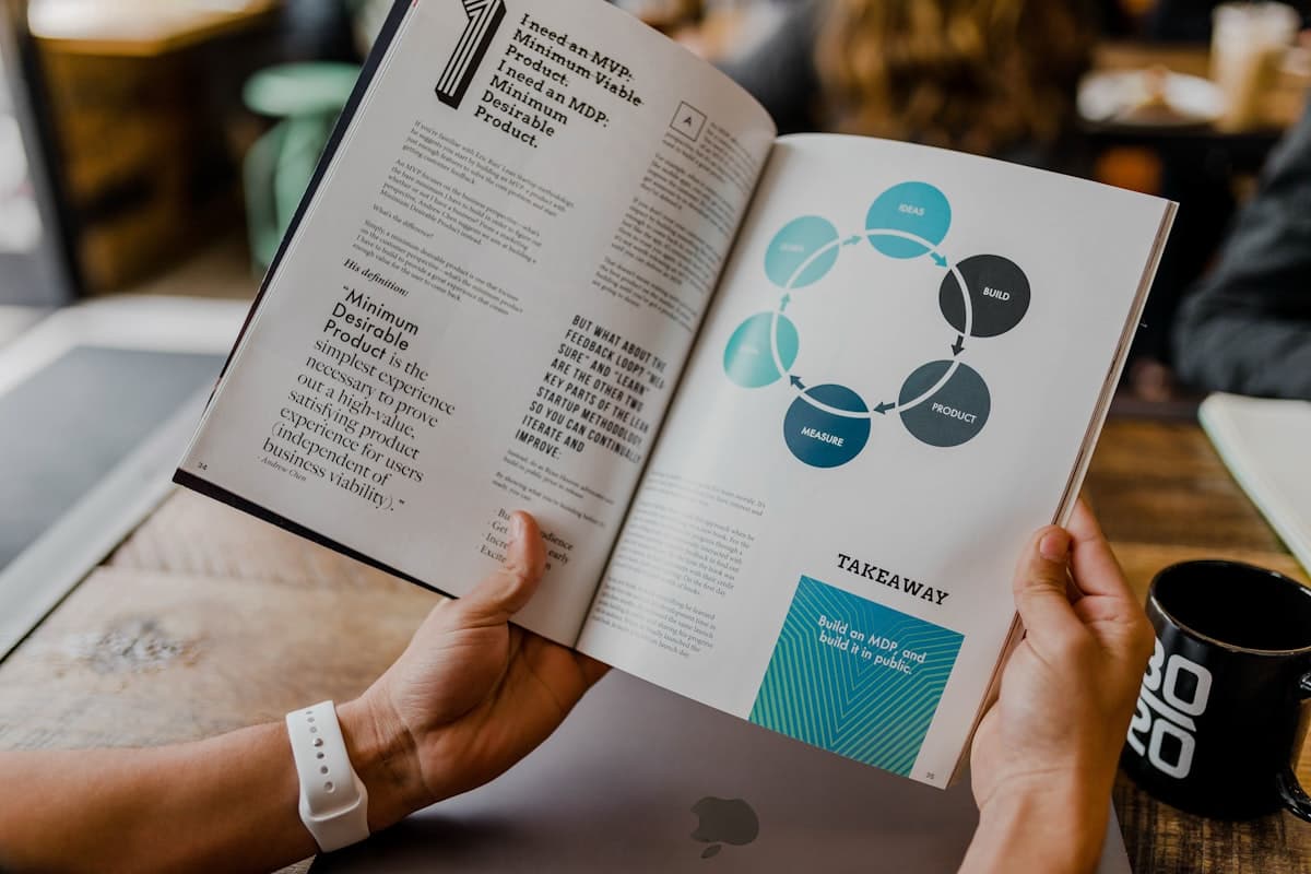 Équipe d'entrepreneurs analysant des données