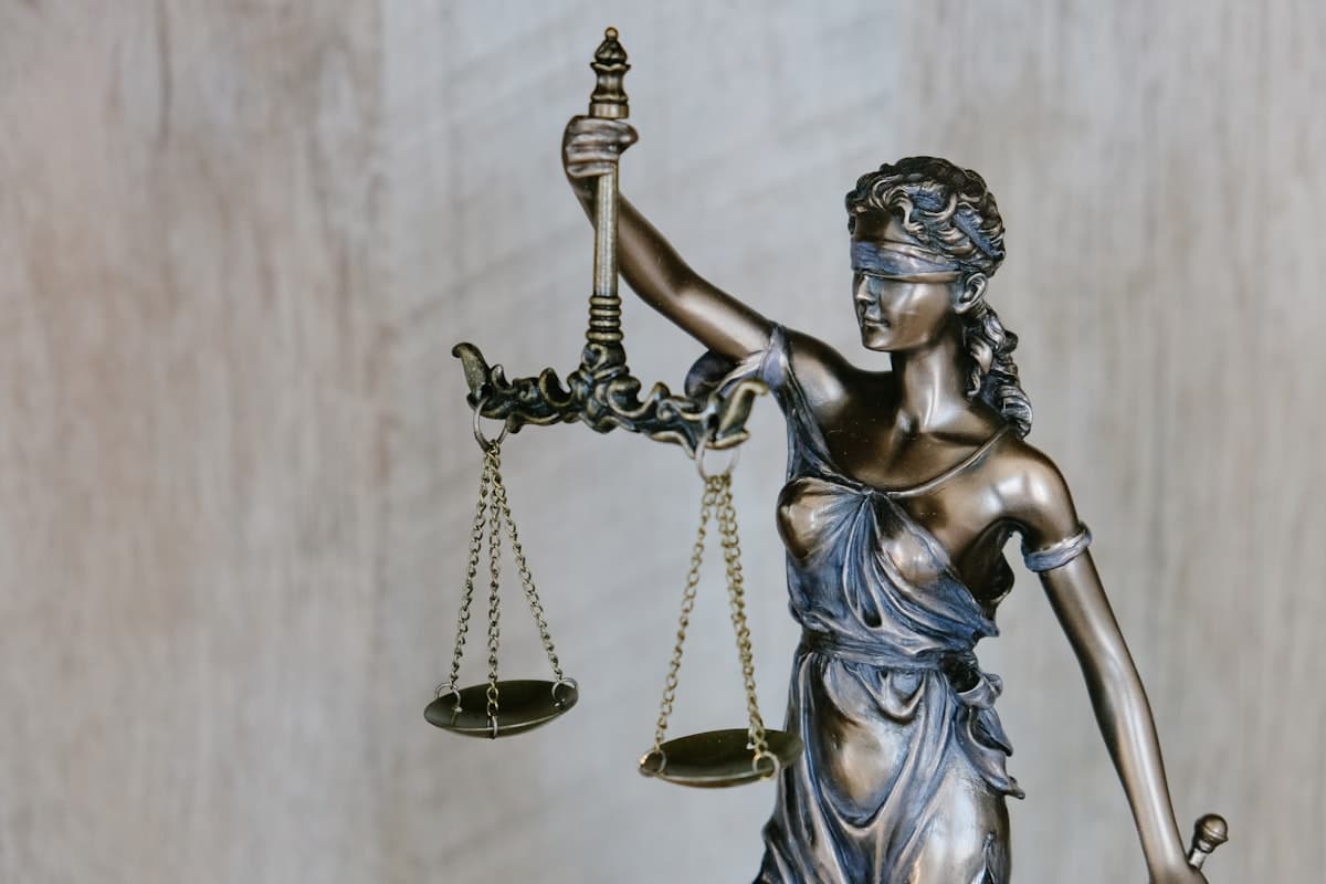 Documents juridiques et balance de la justice