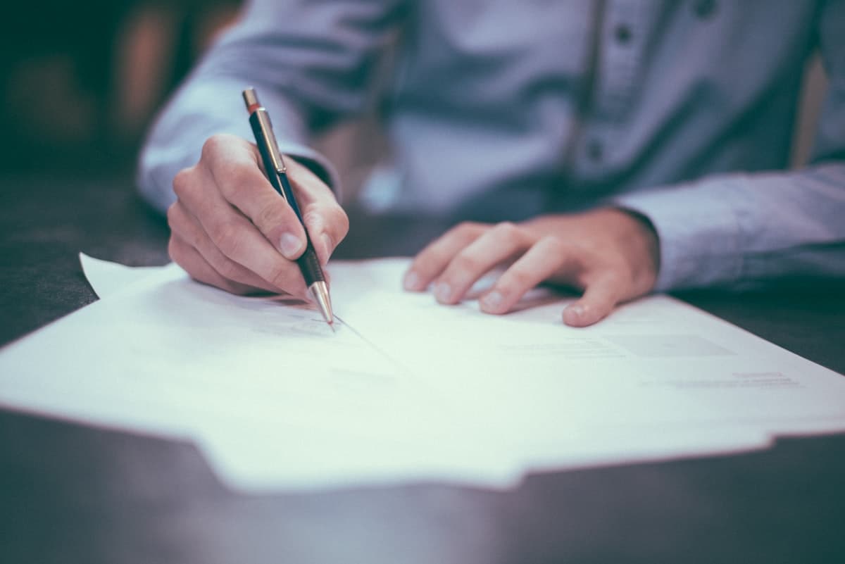 Signature de documents contractuels