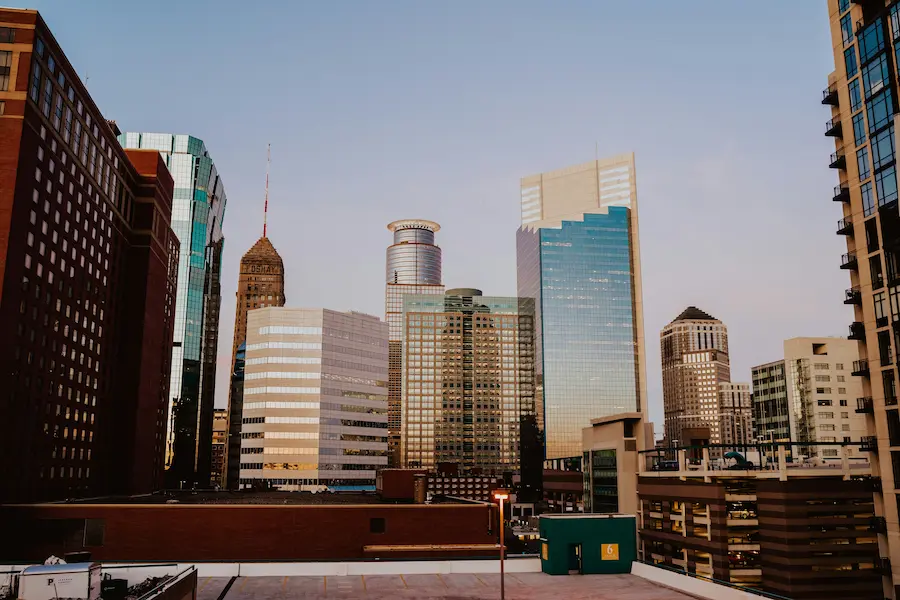 Vue panoramique d'un quartier d'affaires moderne illustrant la connectivité multi-sites