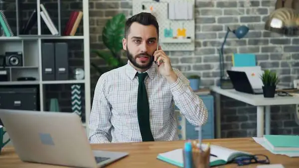 Entrepreneur travaillant sur des formalités administratives dans un bureau moderne