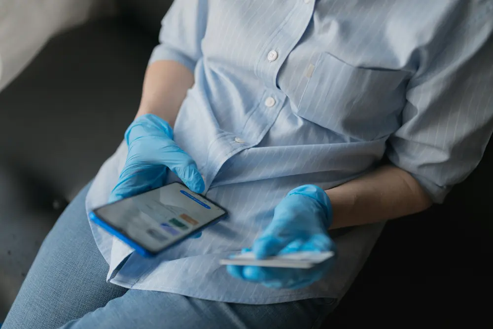 Professionnel de santé avec tablette en mobilité sécurisée