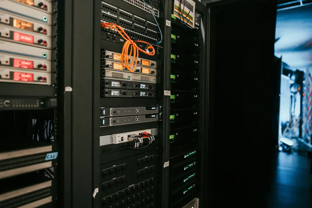 Infrastructure de serveurs avec câbles orange dans un centre de données moderne