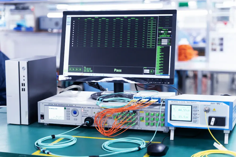 Équipement de test réseau en laboratoire avec câbles fibre optique