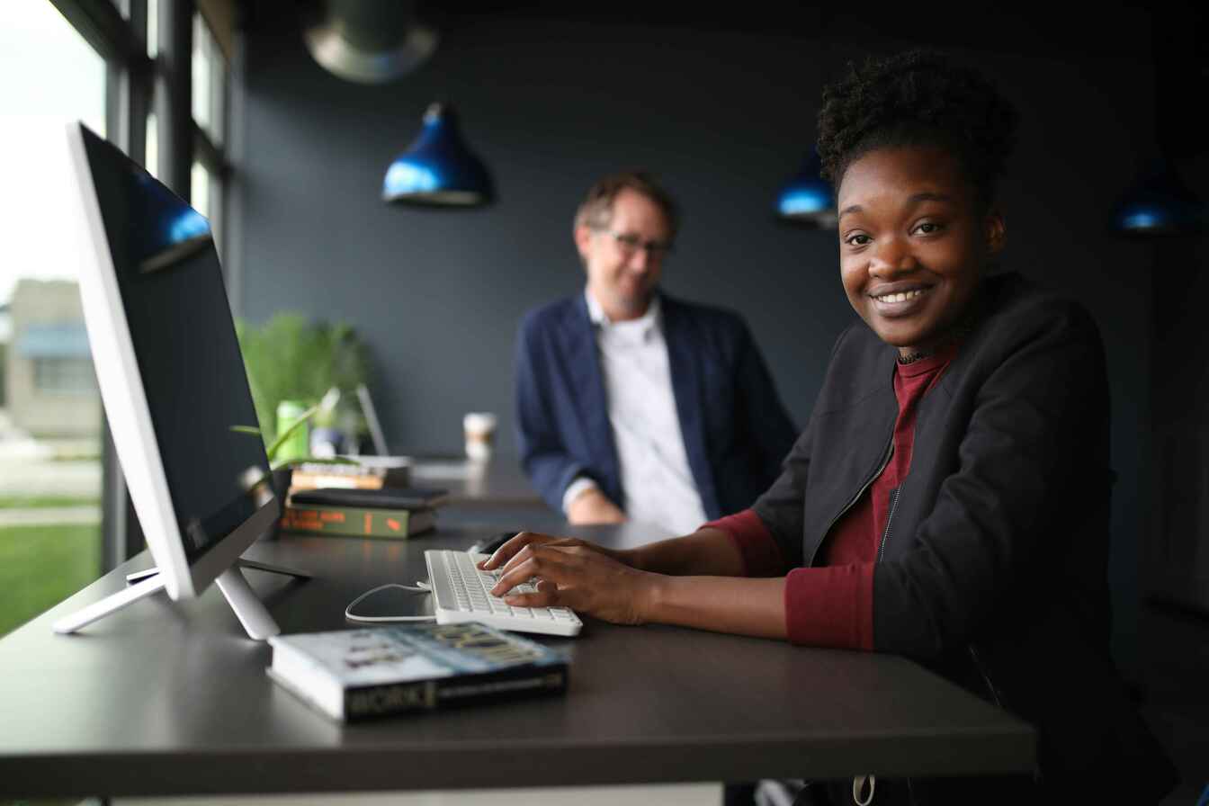 Entrepreneur travaillant sur sa fiscalité dans un bureau moderne