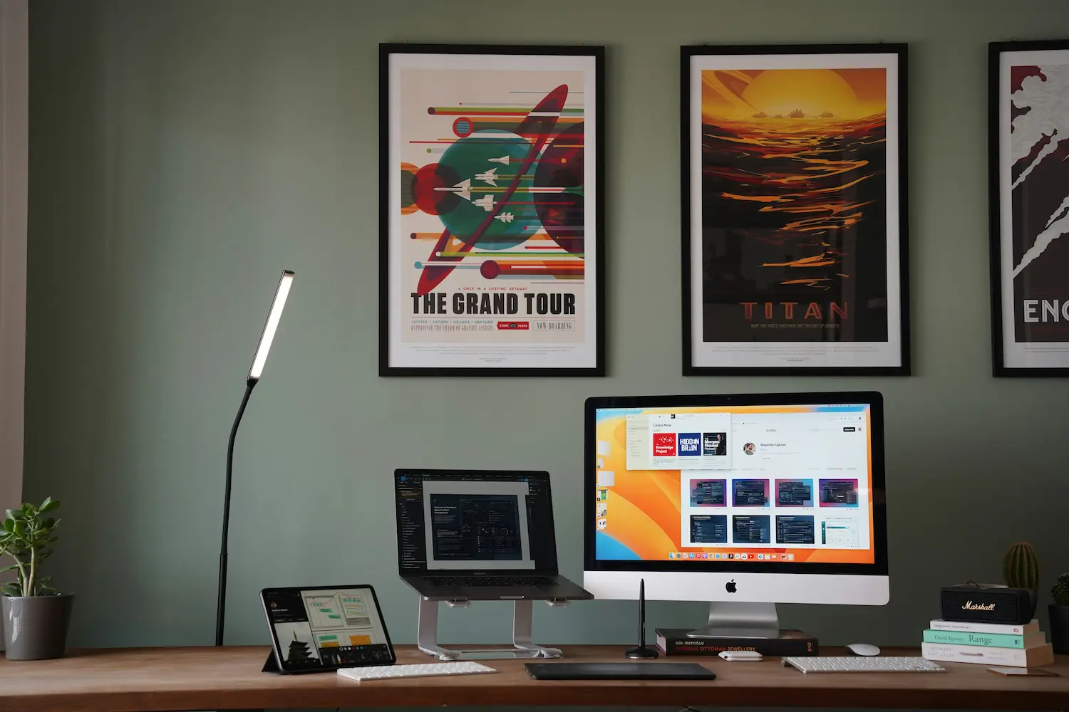 Espace de travail moderne avec iMac, ordinateur portable et tablette illustrant le Pack Starter