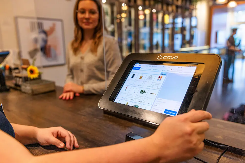 Système de caisse COVA dans un environnement de vente au détail moderne