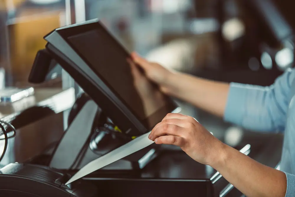 Terminal de paiement moderne dans un environnement de vente au détail
